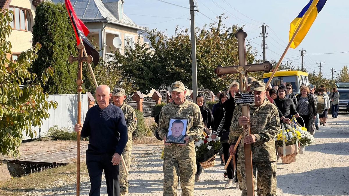 У Городенці провели в останню путь полеглого захисника Василя Романюгу