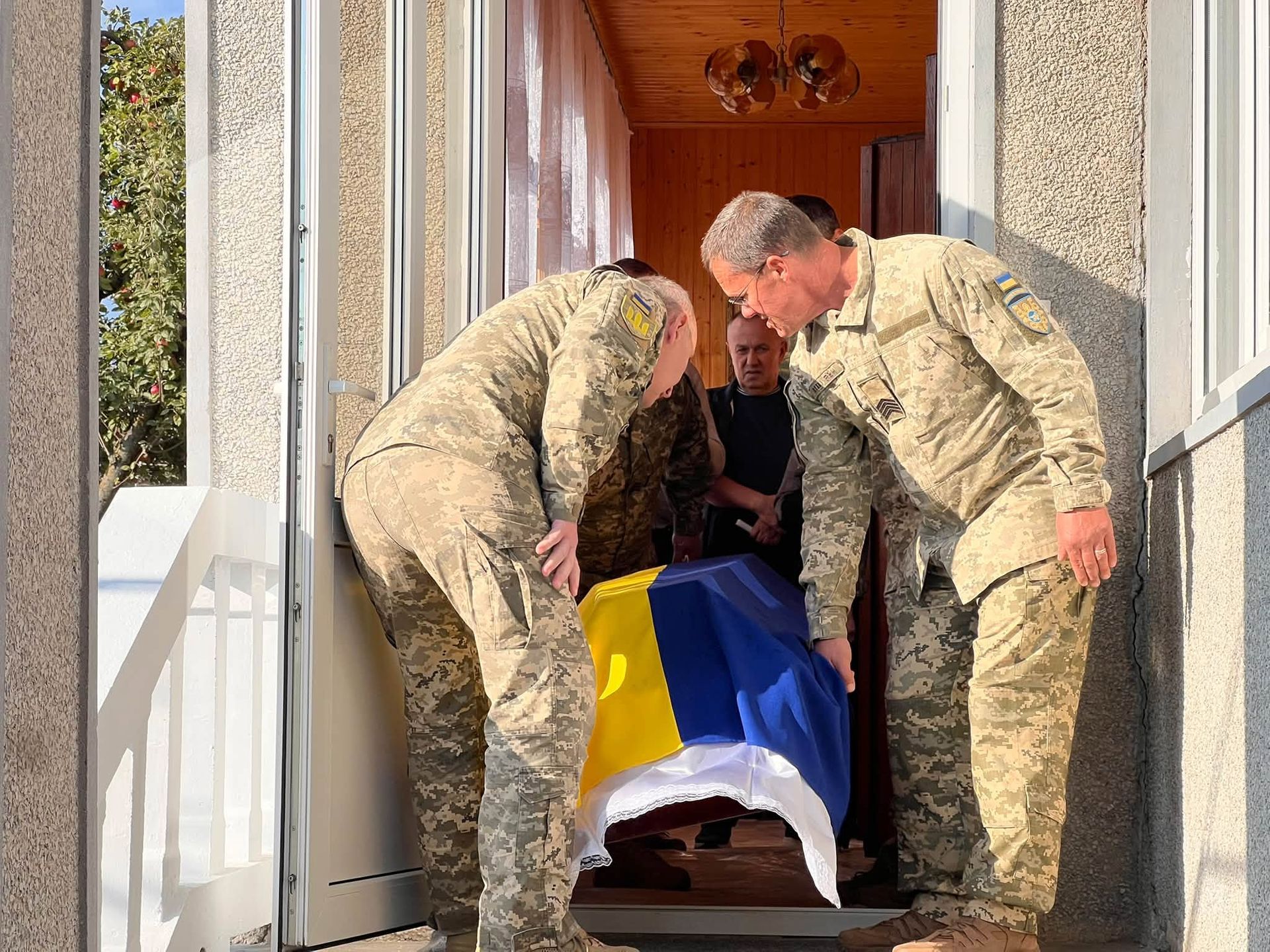 У Городенці провели в останню путь полеглого захисника Василя Романюгу 6