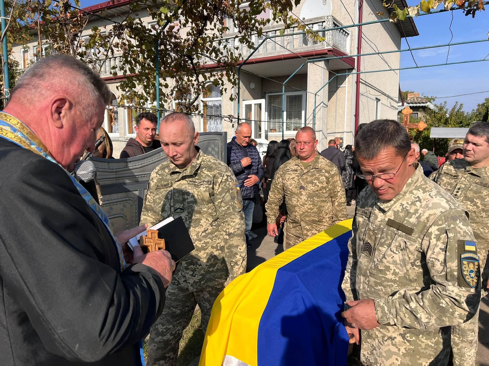 У Городенці провели в останню путь полеглого захисника Василя Романюгу 9