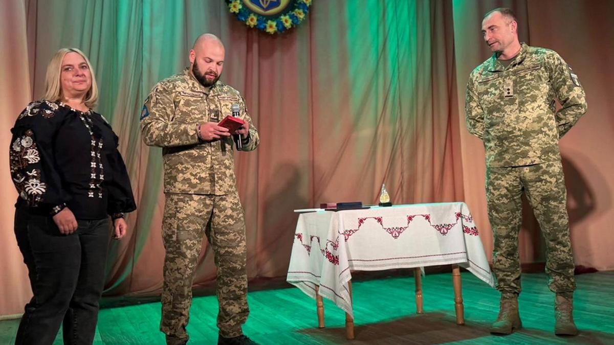 Самостійно відбив кілька атак: дружині полеглого Степана Рудого передали орден «За мужність» 2