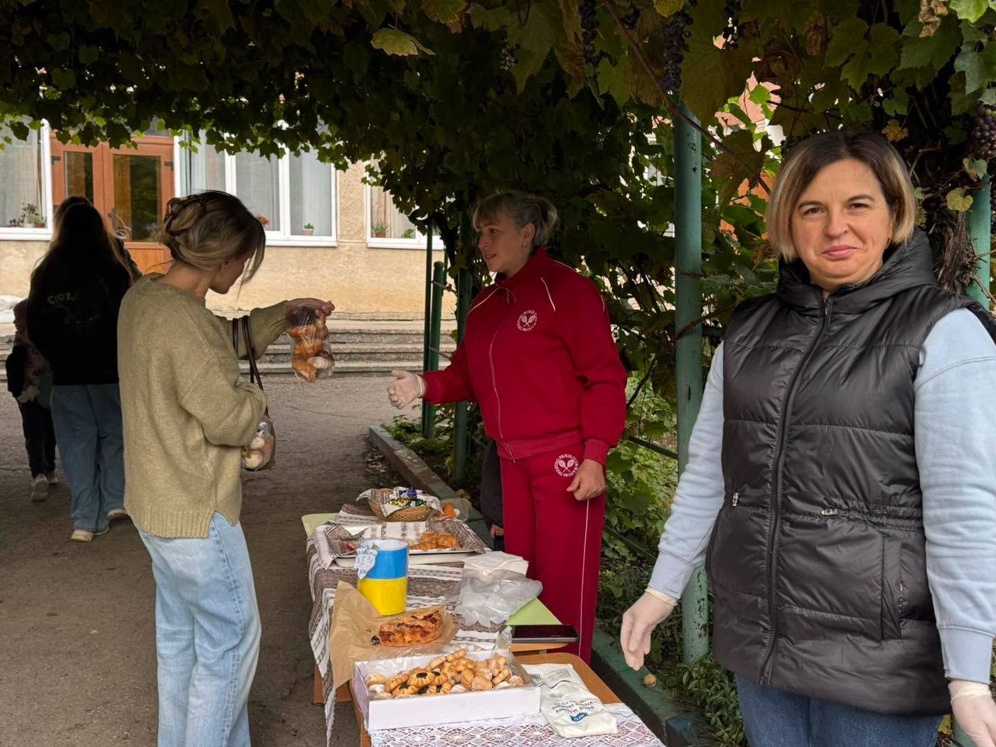 Майже 170 тисяч гривень для ЗСУ: у школах Яремчанської громади провели благодійні ярмарки 3