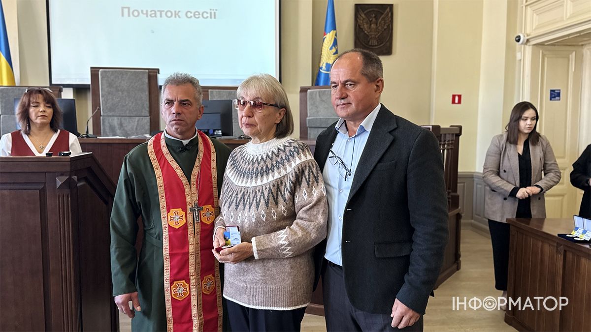 Шана і вдячність за подвиг синів: у Коломиї вдруге вручили особливу відзнаку «Мати Героя». 7