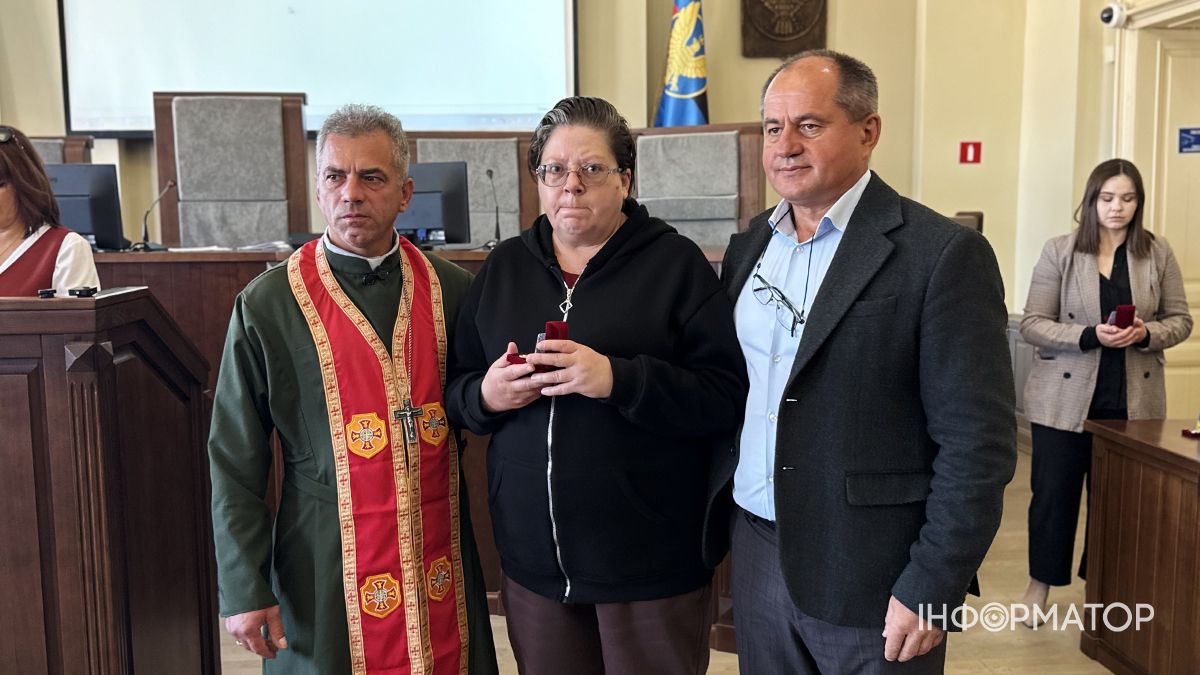 Шана і вдячність за подвиг синів: у Коломиї вдруге вручили особливу відзнаку «Мати Героя». 9