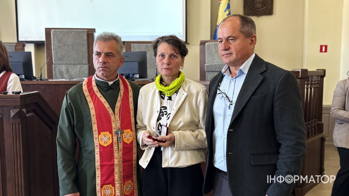 Шана і вдячність за подвиг синів: у Коломиї вдруге вручили особливу відзнаку «Мати Героя». 5