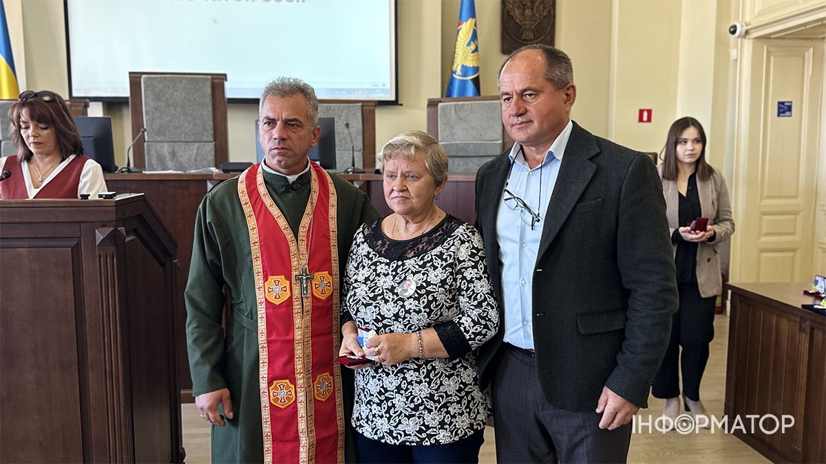 Шана і вдячність за подвиг синів: у Коломиї вдруге вручили особливу відзнаку «Мати Героя». 4