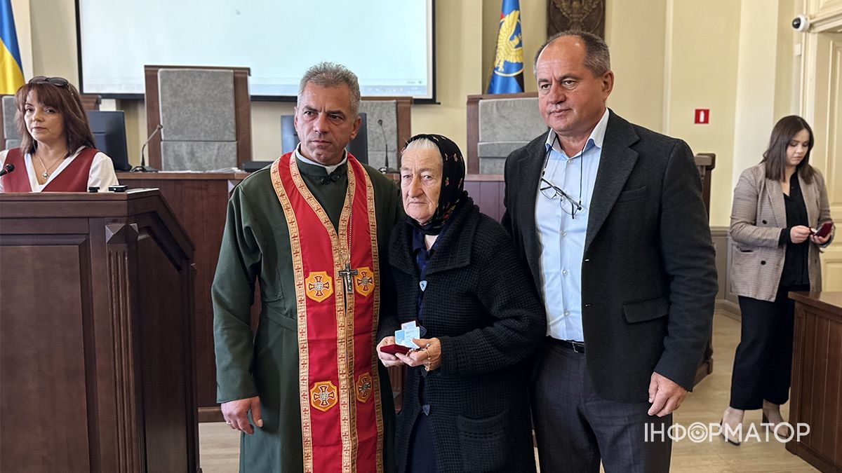 Шана і вдячність за подвиг синів: у Коломиї вдруге вручили особливу відзнаку «Мати Героя». 3