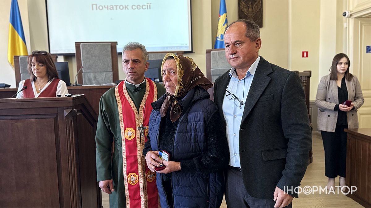 Шана і вдячність за подвиг синів: у Коломиї вдруге вручили особливу відзнаку «Мати Героя». 2