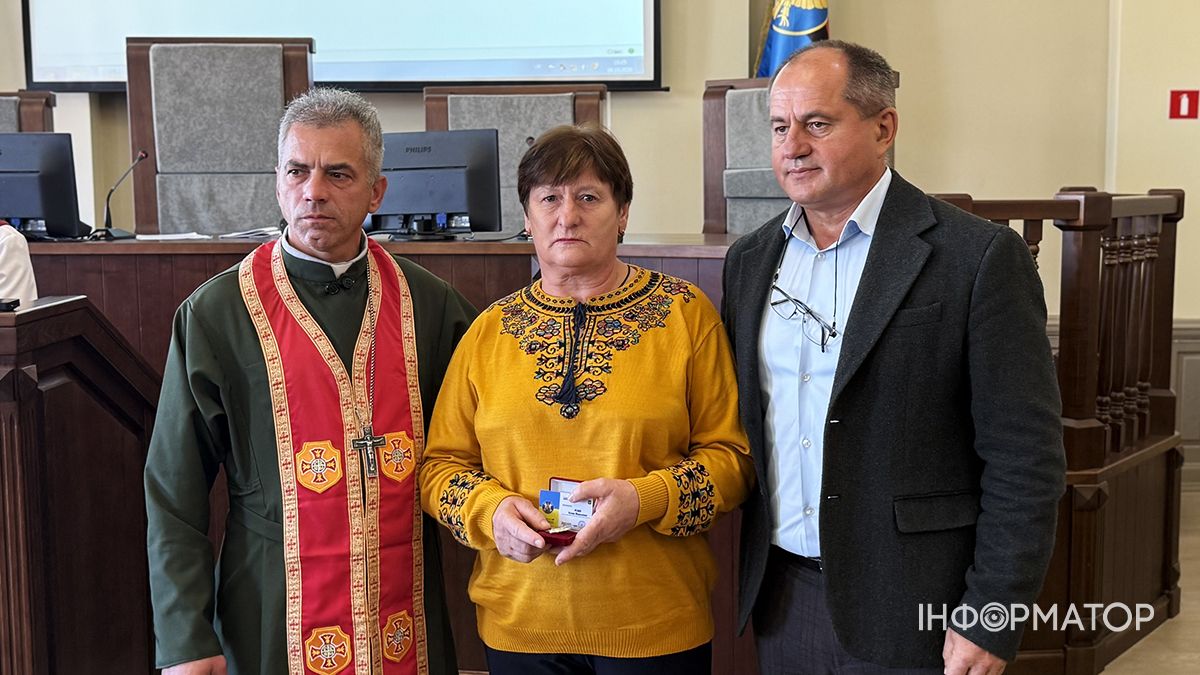 Шана і вдячність за подвиг синів: у Коломиї вдруге вручили особливу відзнаку «Мати Героя». 26