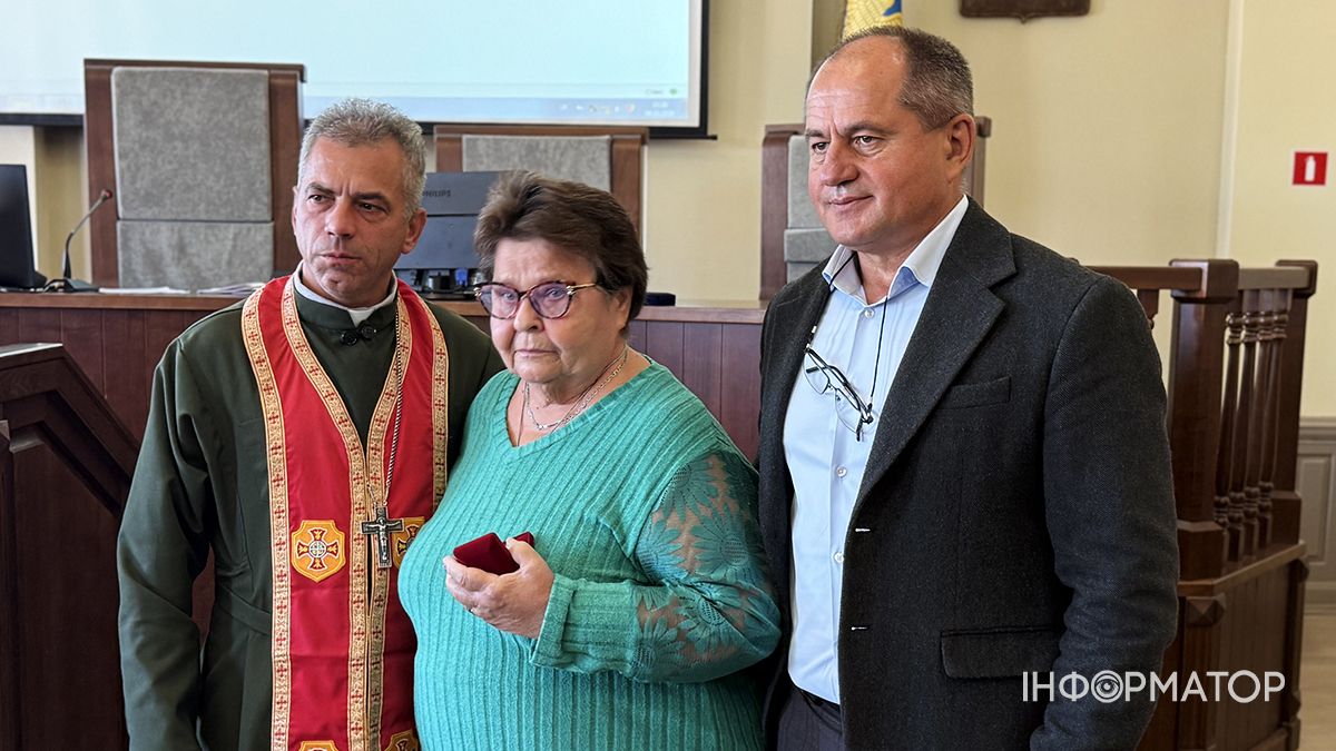 Шана і вдячність за подвиг синів: у Коломиї вдруге вручили особливу відзнаку «Мати Героя». 31