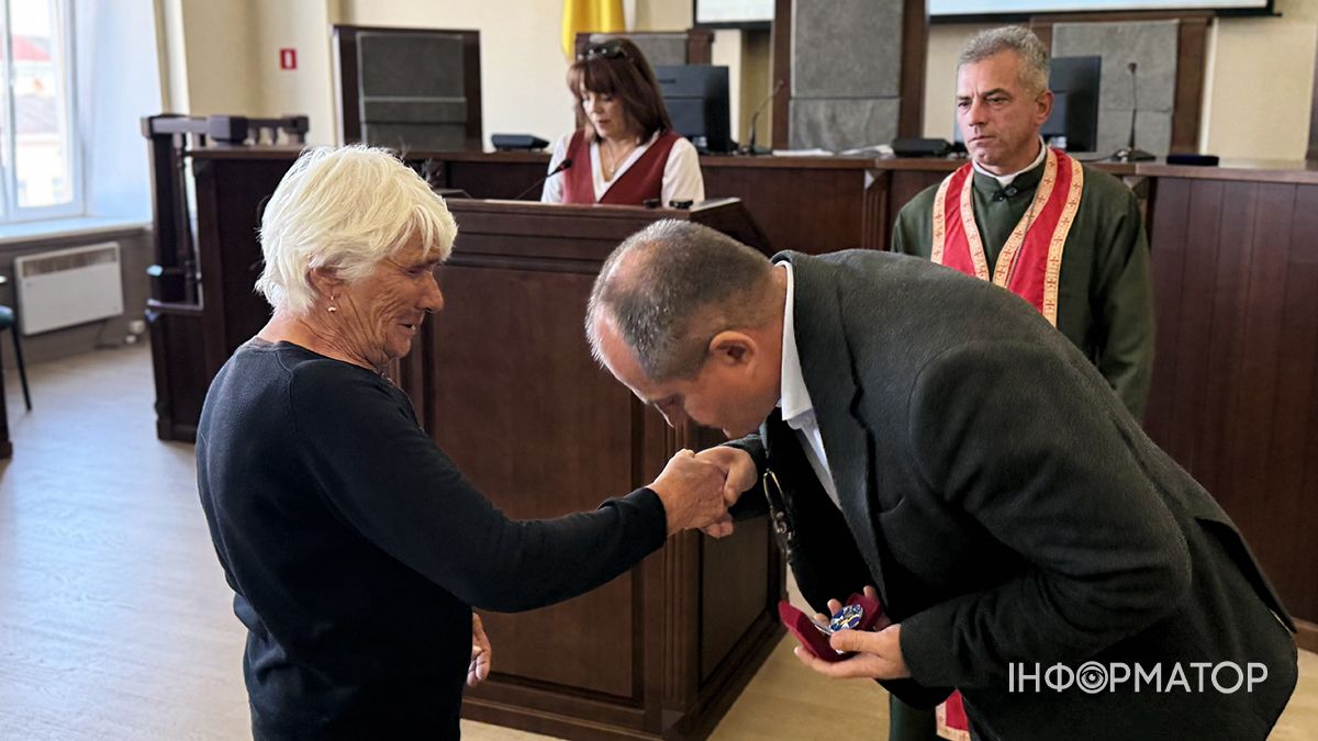 Шана і вдячність за подвиг синів: у Коломиї вдруге вручили особливу відзнаку «Мати Героя». 29