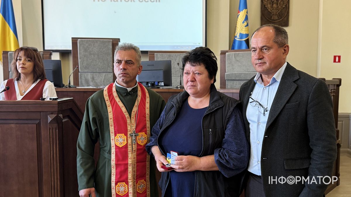Шана і вдячність за подвиг синів: у Коломиї вдруге вручили особливу відзнаку «Мати Героя». 20