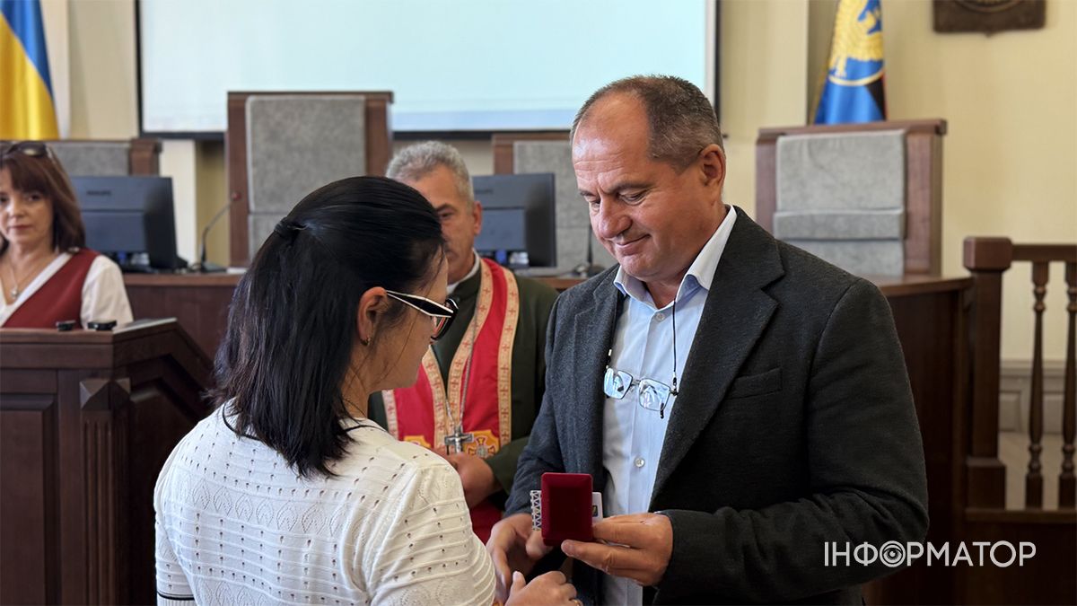 Шана і вдячність за подвиг синів: у Коломиї вдруге вручили особливу відзнаку «Мати Героя». 19