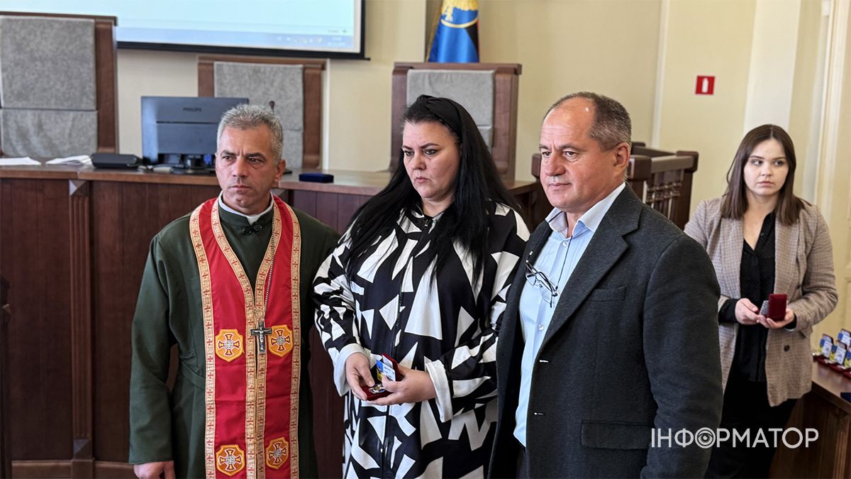 Шана і вдячність за подвиг синів: у Коломиї вдруге вручили особливу відзнаку «Мати Героя». 16