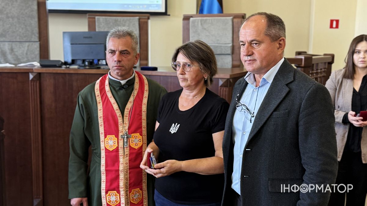 Шана і вдячність за подвиг синів: у Коломиї вдруге вручили особливу відзнаку «Мати Героя». 10
