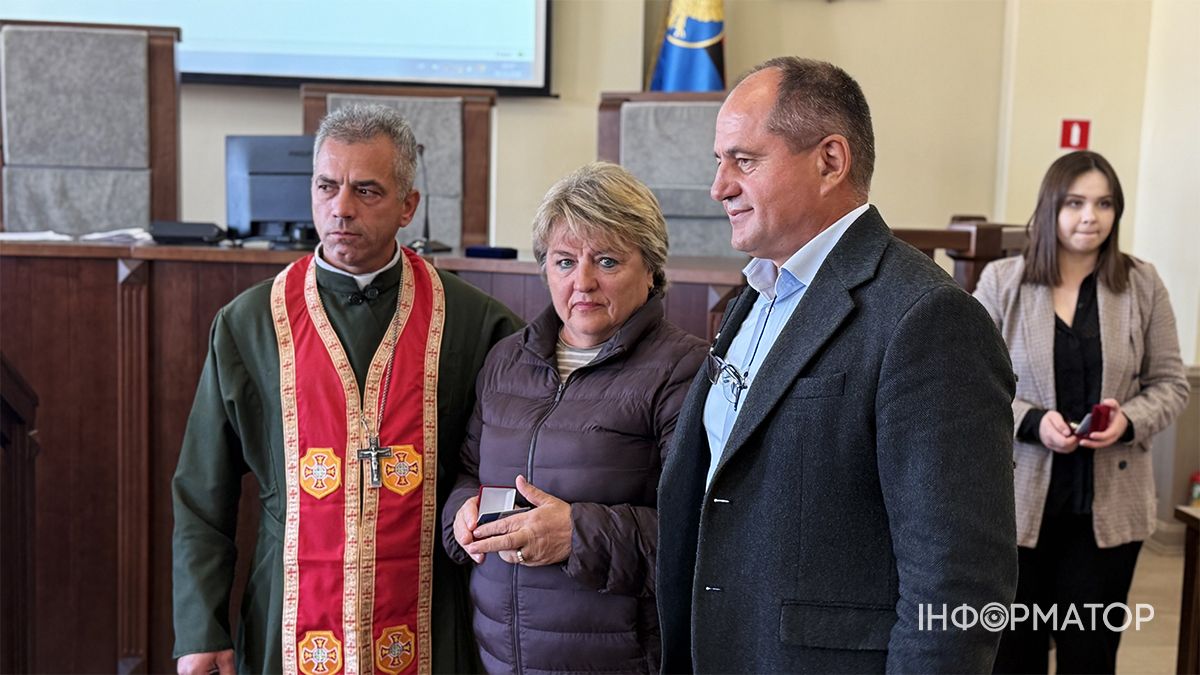 Шана і вдячність за подвиг синів: у Коломиї вдруге вручили особливу відзнаку «Мати Героя». 11