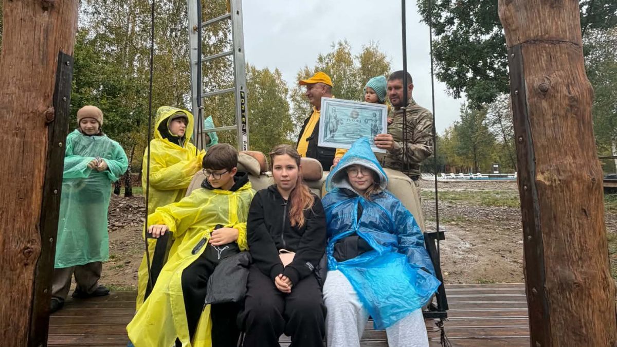 Новий рекорд України: на Прикарпатті встановили найвищу дерев’яну гойдалку 2