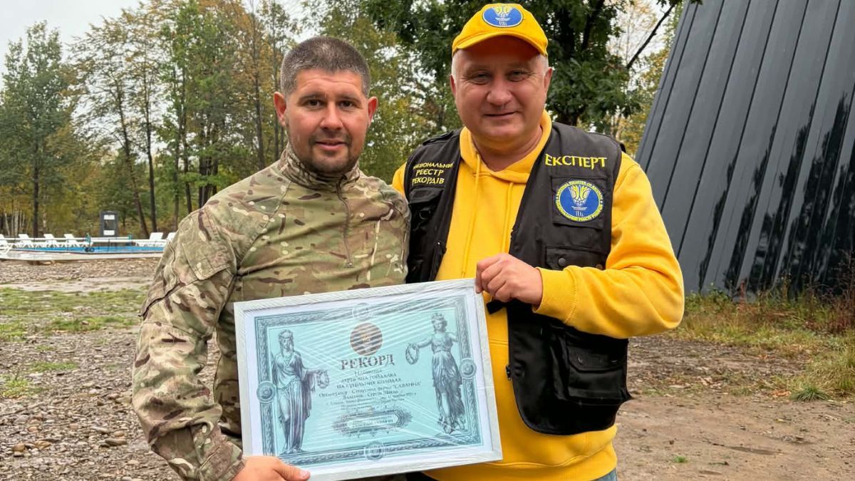 Новий рекорд України: на Прикарпатті встановили найвищу дерев’яну гойдалку 1