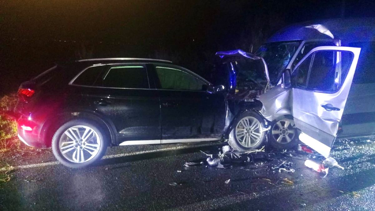 Був напідпитку й виїхав на зустрічну смугу: На Коломийщині водій "Audi" врізався в мікроавтобус 1