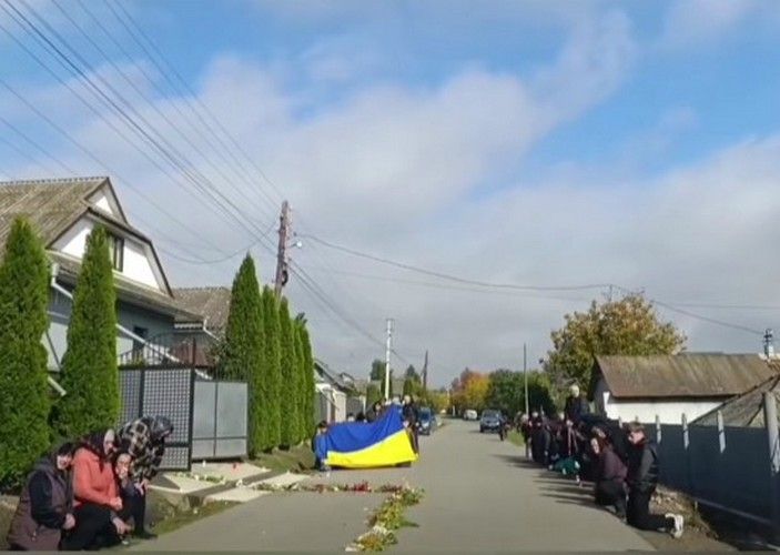На вічний спочинок повернувся захисник з Коломийщини Дмитро Дмитрюк 6
