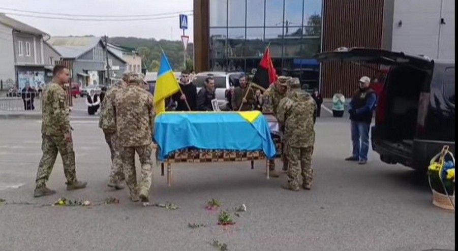 На вічний спочинок повернувся захисник з Коломийщини Дмитро Дмитрюк 5