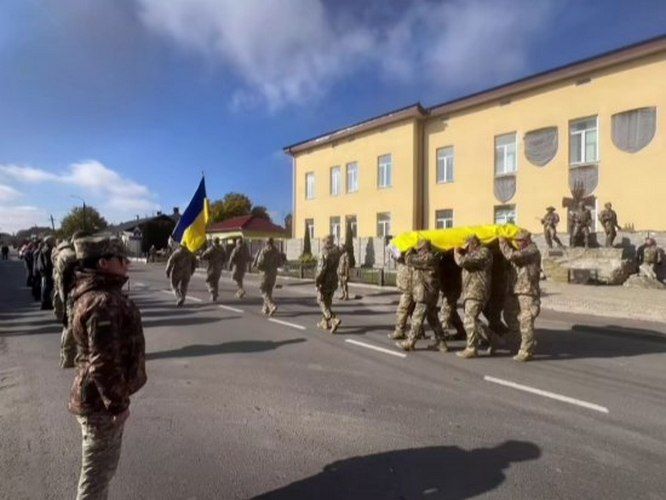 На вічний спочинок повернувся захисник з Коломийщини Дмитро Дмитрюк 3