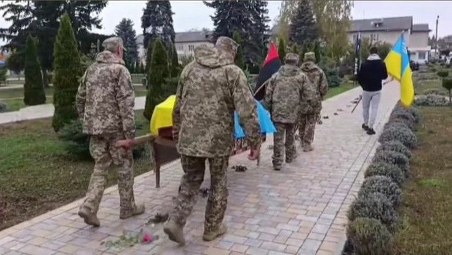На вічний спочинок повернувся захисник з Коломийщини Дмитро Дмитрюк 4