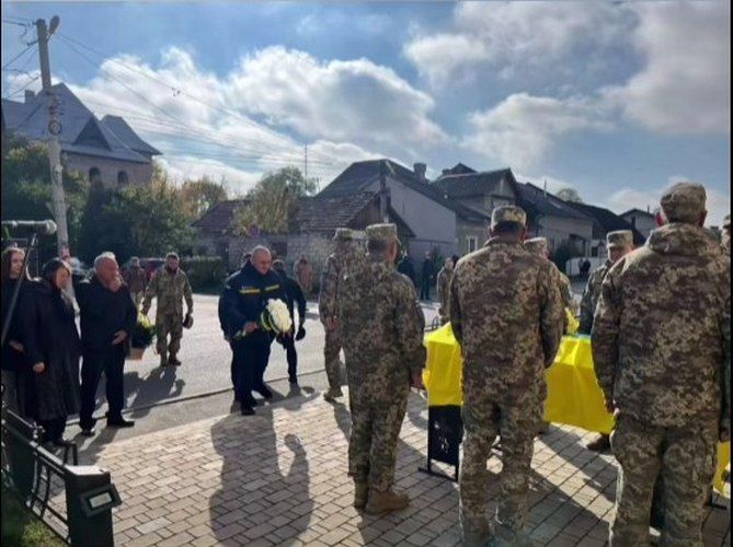 На вічний спочинок повернувся захисник з Коломийщини Дмитро Дмитрюк 1