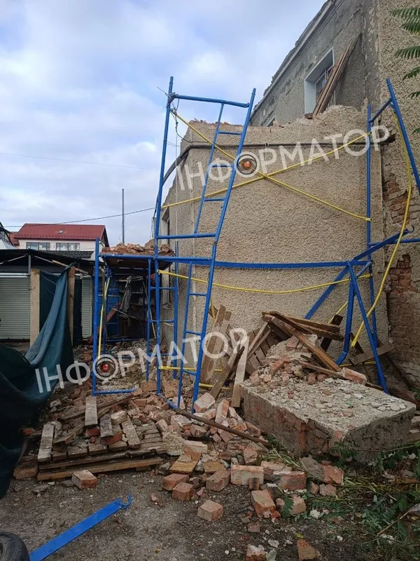 Внаслідок обвалу стіни будівлі в Коломиї травмувалася людина 1