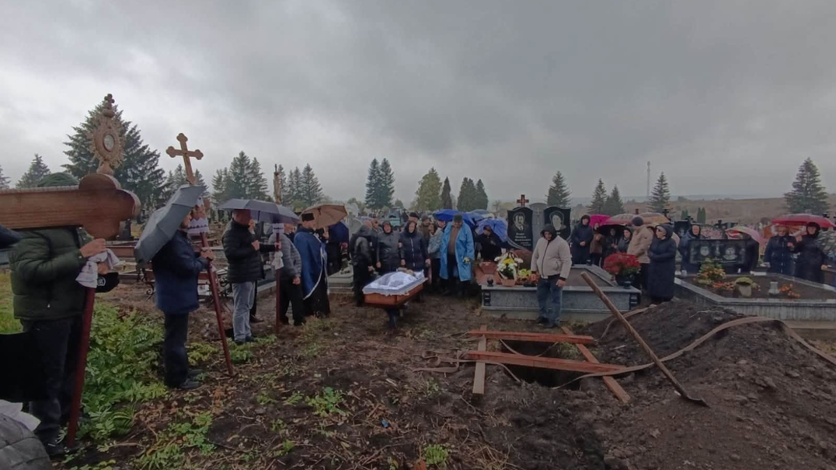 Провели в останню путь воїна Валерія Гуйвана із села Серафинці 10