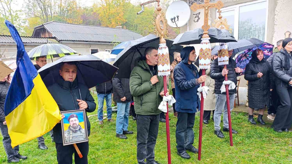 Провели в останню путь воїна Валерія Гуйвана із села Серафинці 1