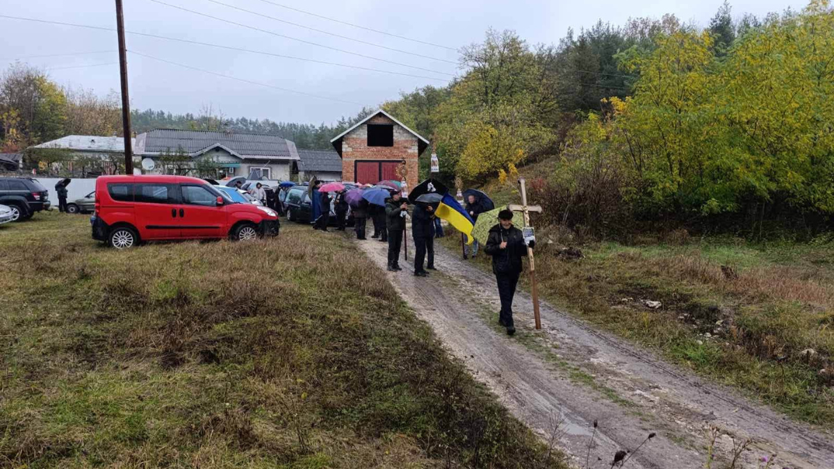 Провели в останню путь воїна Валерія Гуйвана із села Серафинці 7