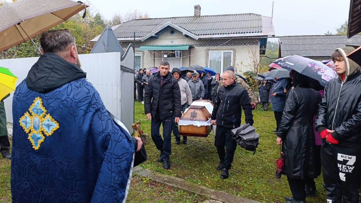 Провели в останню путь воїна Валерія Гуйвана із села Серафинці 5