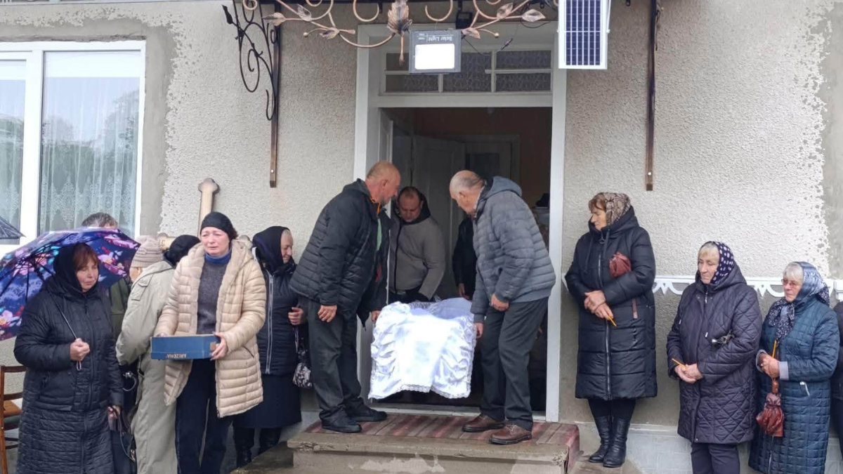 Провели в останню путь воїна Валерія Гуйвана із села Серафинці 4