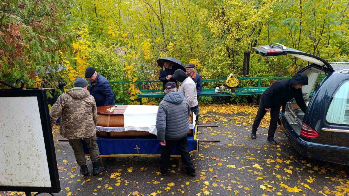Провели в останню путь воїна Валерія Гуйвана із села Серафинці 8