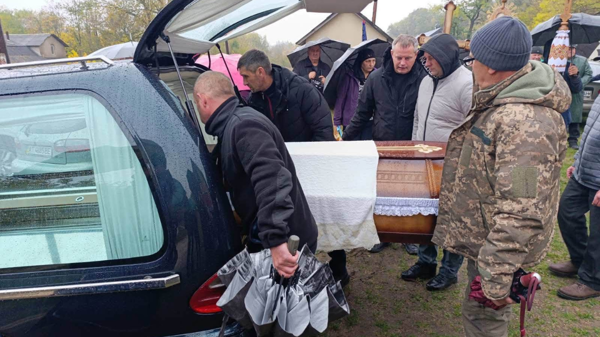 Провели в останню путь воїна Валерія Гуйвана із села Серафинці 6