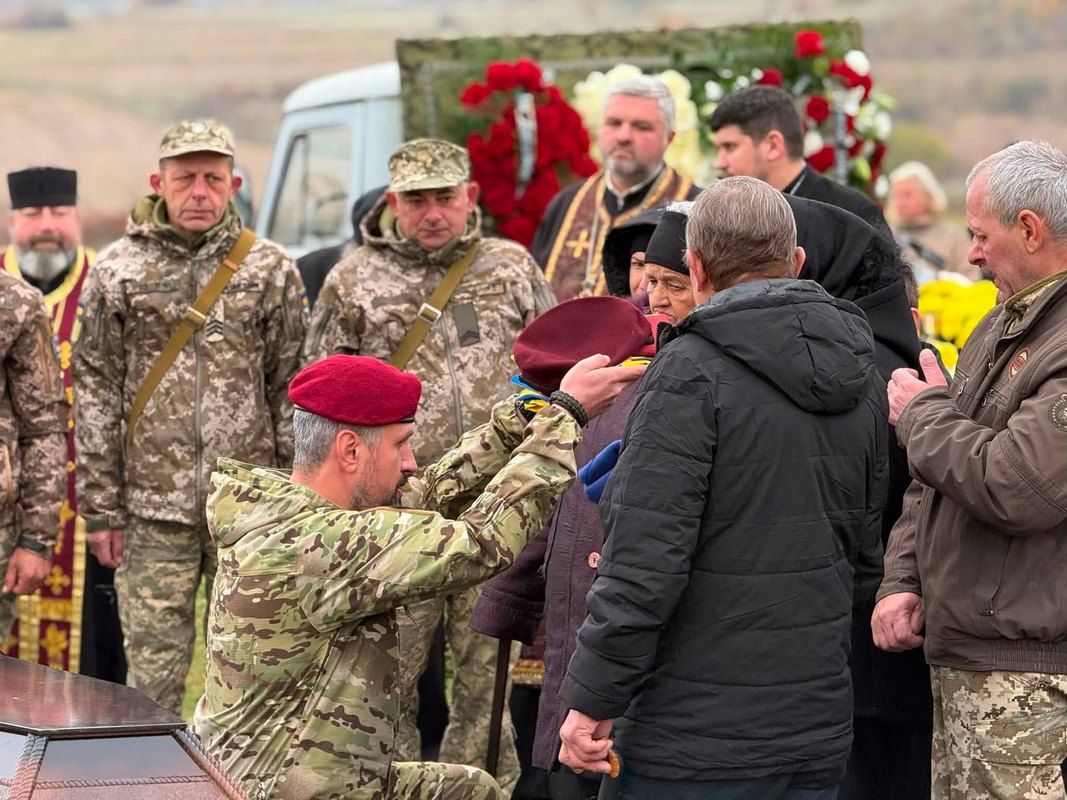 Громада Отинії провела в останню путь воїна Максима Чужака (Захарчука) 8