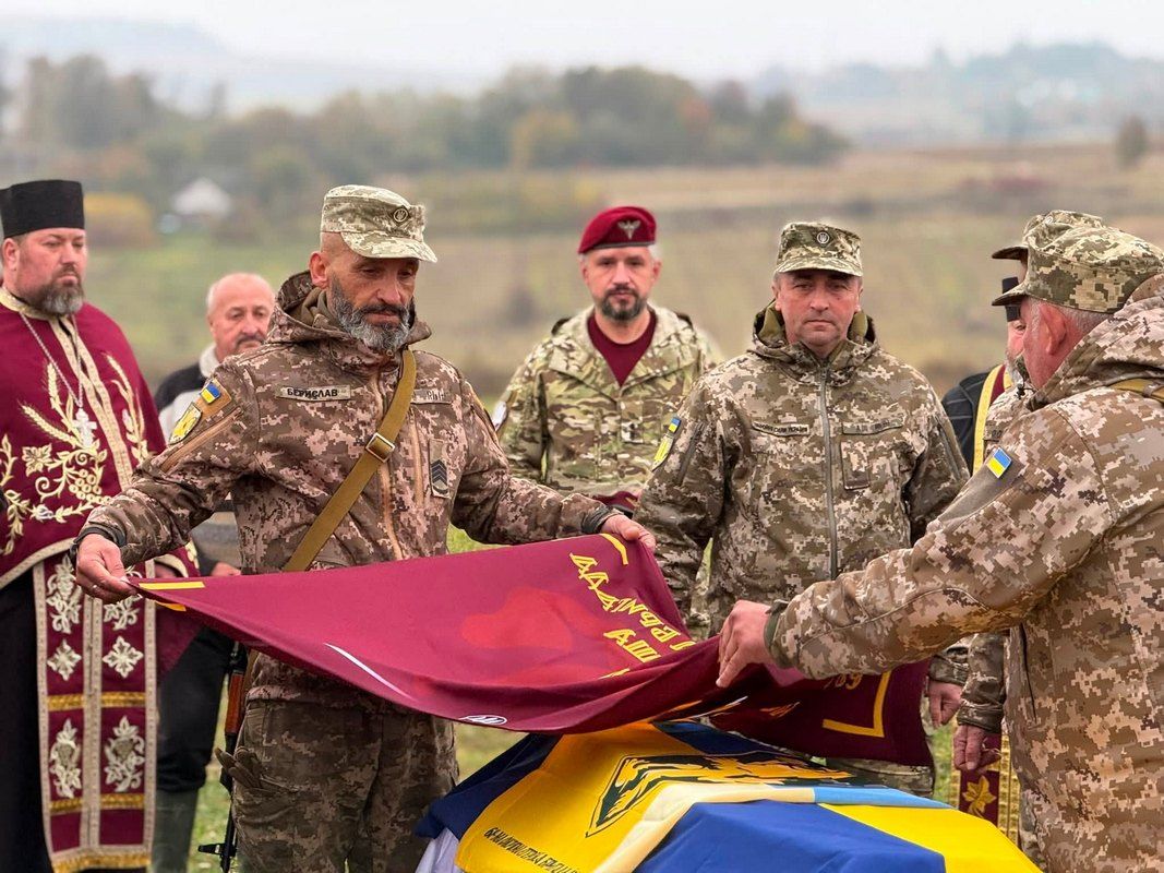 Громада Отинії провела в останню путь воїна Максима Чужака (Захарчука) 7