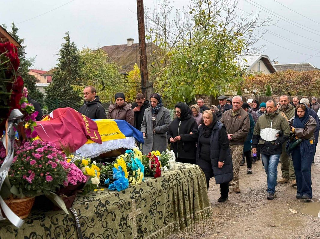Громада Отинії провела в останню путь воїна Максима Чужака (Захарчука) 5