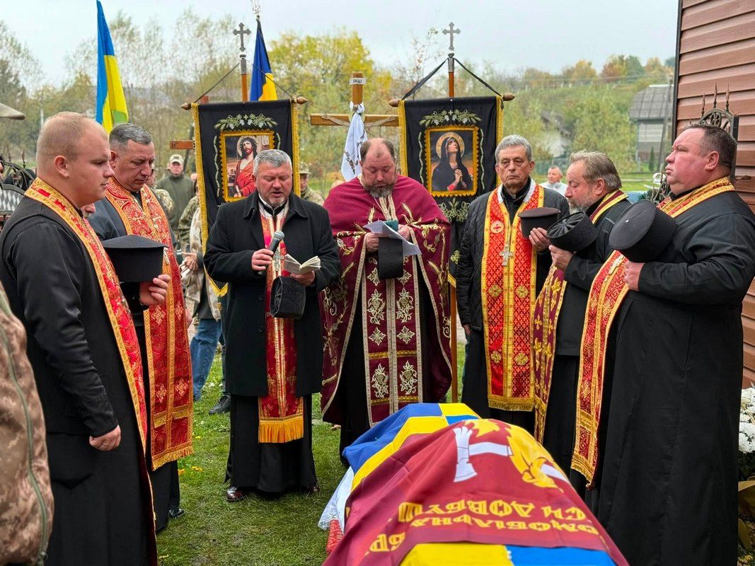 Громада Отинії провела в останню путь воїна Максима Чужака (Захарчука) 4