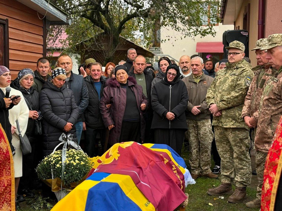Громада Отинії провела в останню путь воїна Максима Чужака (Захарчука) 3