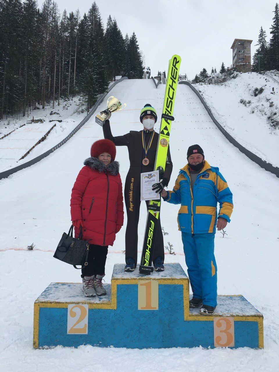 Спортсмен зі своєю мамою та тренером після перемоги на змаганнях Спортсмен зі своєю мамою та тренером після перемоги на змаганнях