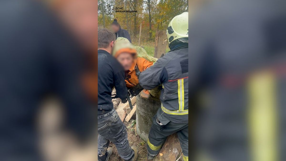 Рятувальники витягнули чоловіка із шестиметрової криниці