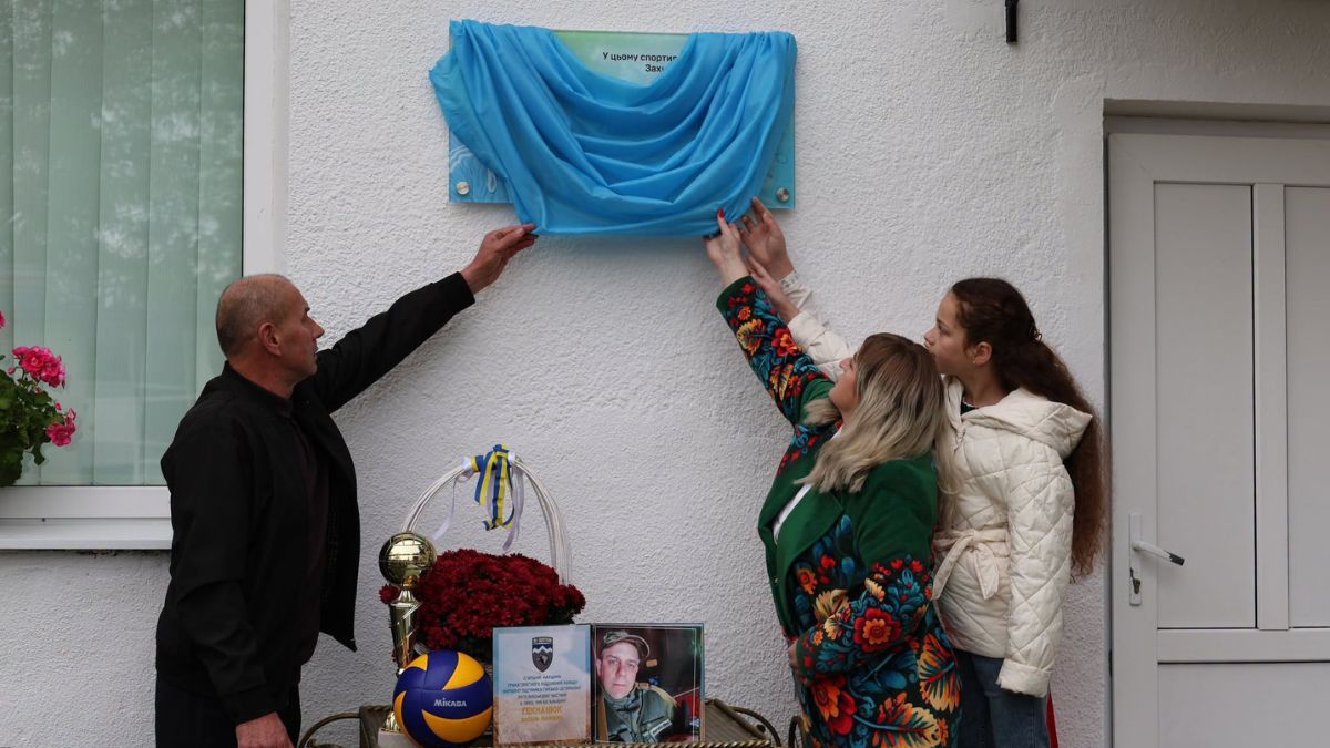У закладах освіти Надвірнянщини відкрили меморіальні дошки полеглим захисникам 4