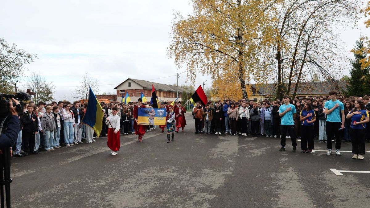 У закладах освіти Надвірнянщини відкрили меморіальні дошки полеглим захисникам 1