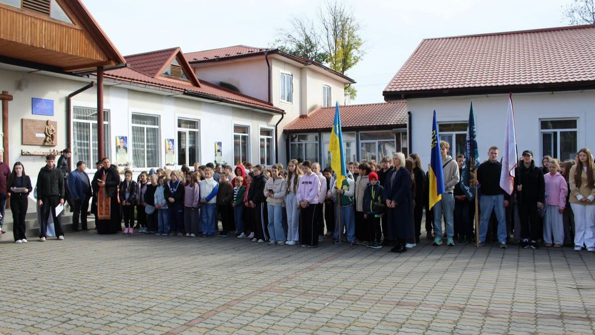 У закладах освіти Надвірнянщини відкрили меморіальні дошки полеглим захисникам 8