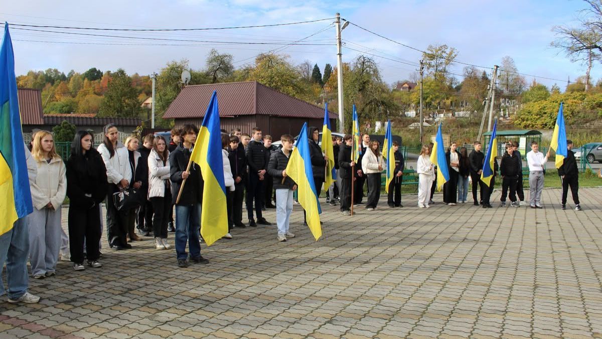 У закладах освіти Надвірнянщини відкрили меморіальні дошки полеглим захисникам 6