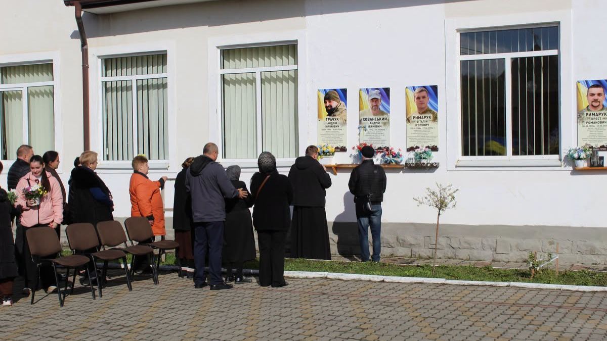 У закладах освіти Надвірнянщини відкрили меморіальні дошки полеглим захисникам 9