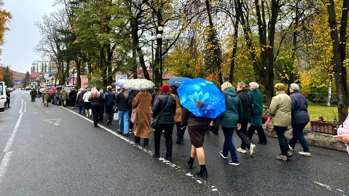 На вічний спочинок в Яремче провели воїна Василя Павлюка 4