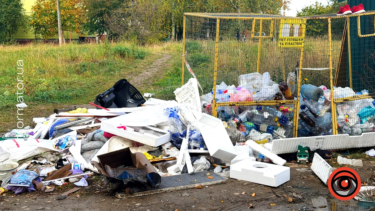 Під вікнами багатоповерхівок на Леонтовича утворюється стихійне звалище