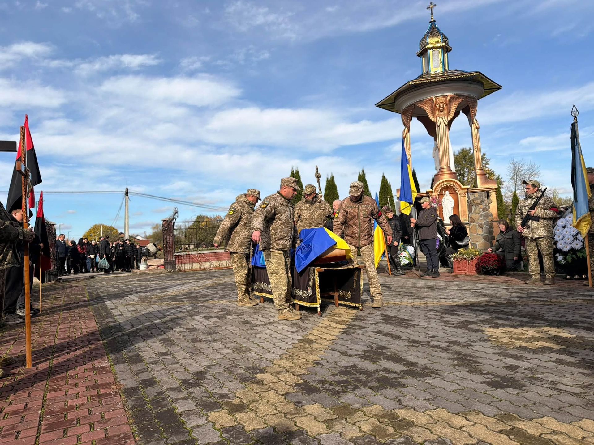 У Надвірній провели в останню путь воїна Дмитра Цимбалюка 7